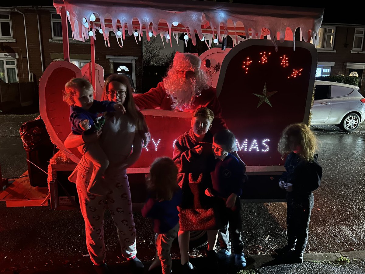 KatAndTheTribe's tweet photo. @KingslandTweets @turner_kar @KingslandNurs @hegewald_kah @Grierson_kag - Flynn, Albee, Denver &amp;&amp; kaiden (plus Leah &amp; Ezra), found Santa last night and they’re on the nice list 😁 https://t.co/KrgpbfySNQ