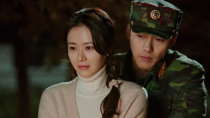 KDramaHandle's tweet image. #HyunBin and #SonYeJin's tvN drama #CrashLandingOnYou released 5 years ago today.

Happy 5th Anniversary.  🎉 🎉