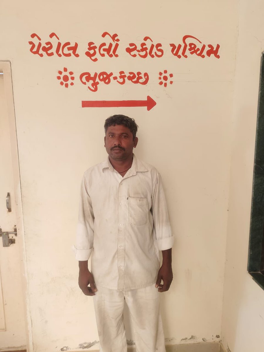 SPWestKutch's tweet photo. નખત્રાણા પો.સ્ટે.ના ચીટીંગના ગુનામાં નાસતા ફરતા આરોપીને પકડી પાડતી પેરોલ ફર્લો સ્કવોડ, પશ્ચિમ કચ્છ ભુજ

#NakhatranaPolice #CheatingCaseSolved #ParoleFurloughSquad #KutchWest #CrimeControl #SwiftAction #EfficientPolice

@sanghaviharsh 
@GujaratPolice 
@dgpgujarat https://t.co/FdMD87oF2S