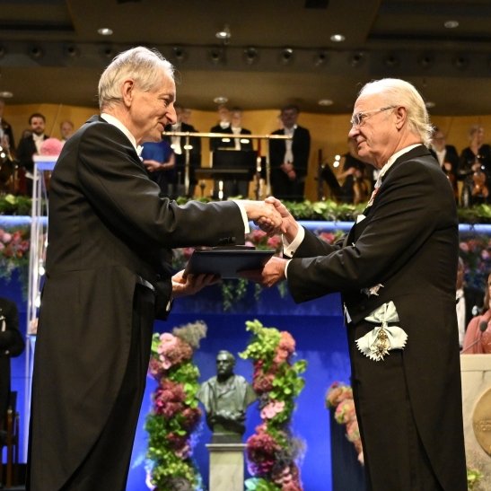 BAPearlmutter's tweet image. I never thought I&apos;d see Geoff Hinton being respectful to nobility. What a time to be alive!