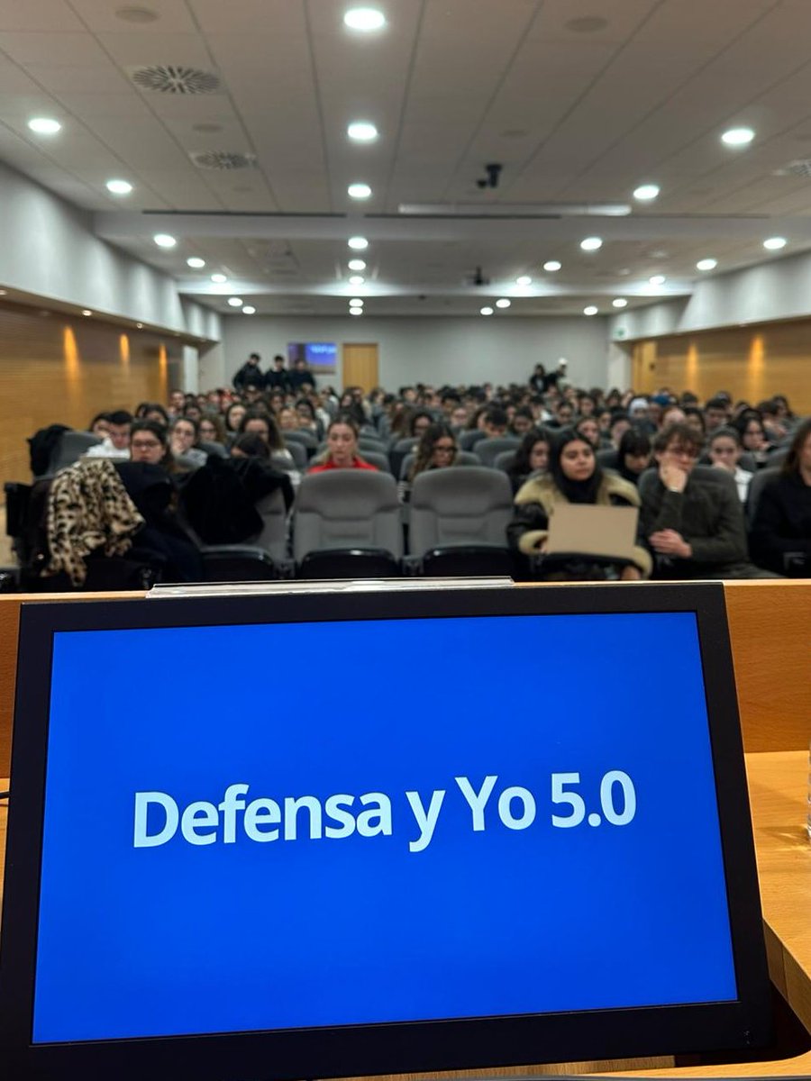 defensayyo's tweet photo. El día de ayer, se impartió la ponencia "Mujer, paz y seguridad" por Lia Miller, Cónsul General de EE. UU. en Barcelona. La sesión se celebró en la Facultad de Derecho de la Universidad Autónoma de Barcelona. @Dret_UAB 

#DefensayYo5 @USembassyMadrid
@USConsulateBCN https://t.co/RqrIgAfoL4