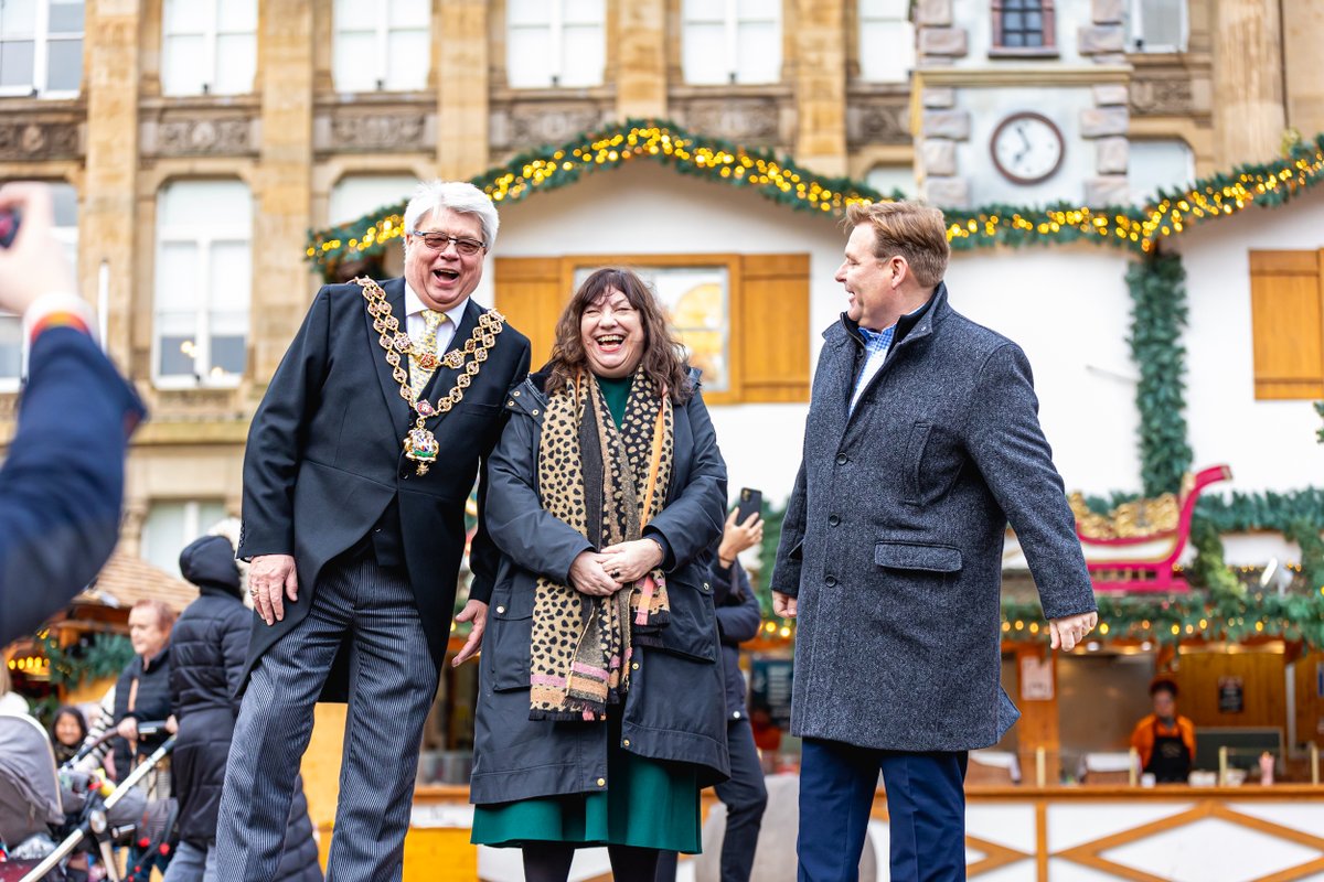 It was amazing to get out with the <a href="/BrumLeader/">LeaderofBirmingham</a> &amp; Managing Director of <a href="/BhamCityCouncil/">Bham City Council</a> to talk to stall holders &amp; people at the Frankfurt German #Christmas Market 🎄

We heard how the market is performing this year &amp; why people love it so much! 

It's such a highlight every year!
