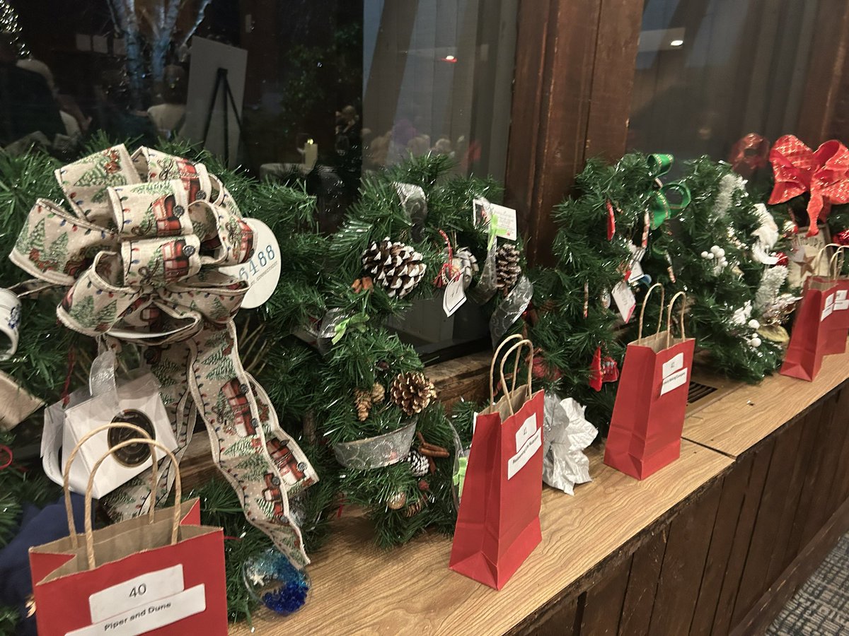 JasonBuchsbaum's tweet photo. Always a fun time at the Southbury Chamber’s annual Festival of Wreaths.  This year drew a large crowd to start the holiday season.  And I even won the https://t.co/XwzHZNO4PG sponsored wreath! https://t.co/BwkSCqImH8