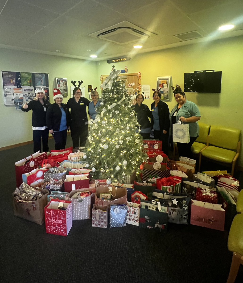 Been a busy and lovely week on the #WoSMBU ward! 

1. A visit from our therapet Tallie🐶
2. Some lovely treats from our latest student🧁
3. Our Ward Christmas party! 🎉 
4. Delivering our Secret Santa goodies to the Geeza Break charity 🎁