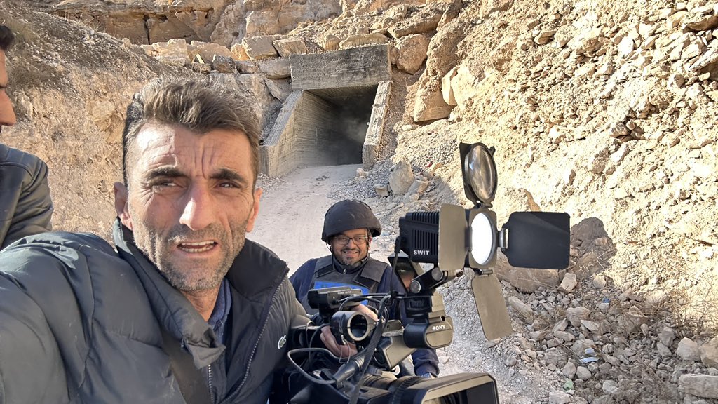 MehmetFarukYUCE's tweet photo. Yer altina sehir insaa etmisler.. yillardir savas sahasindayim boylesi bir tunel görmedim... @journalisthasan ile #Menbic'te girdigimiz bu tünelin diger ucu Firat nehrine cikiyor. Tunele ara ara gostebek yuvasi gibi havalandirmalar yapilmis. Tunelin icinde hasta bile var.. https://t.co/dlEFW3if75