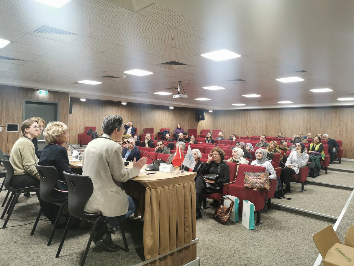 Roundtable Discussion/Yuvarlak Masa Oturumu "Ottoman Ego-documents: By Way of Conclusion/Osmanlı Ben-Anlatıları: Çıktılar" başlığıyla Elke Hartmann başkanlığında; Christiane Cyzgan, Barbara Henning ve Suraiya Faroqhi'nin değerlendirmeleriyle devam ediyor.