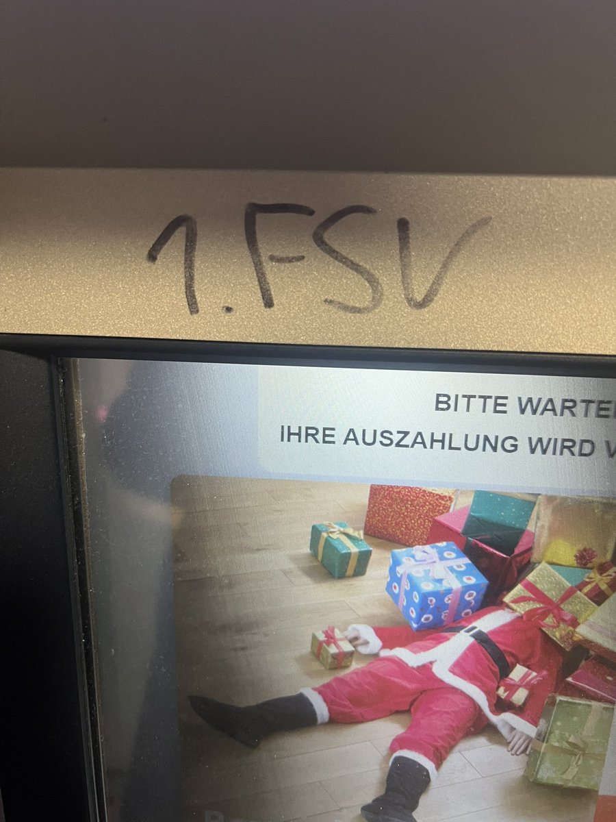 Rene_R_tweets's tweet photo. Vandalismus? Uncool. Aber ein Mainzaaa-Fan-Geldautomat? Immer noch häufiger als Mitglieder bei RB Leipzig.
#MainzO5 #50plus1 #eingetragenerVerein #gegenkonstrukte https://t.co/99XG2RjvSH