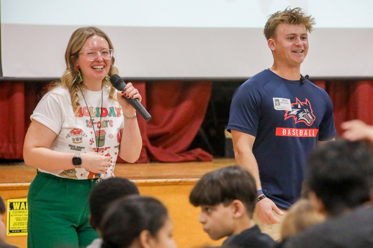 Our favorite author ✍️

Matty Wright shared his experiences and read his published novel “Tip-Off” to the Silas Wood students! 

🌊🐺 x #NCAABaseball x <a href="/matty_wright26/">Matty W</a>