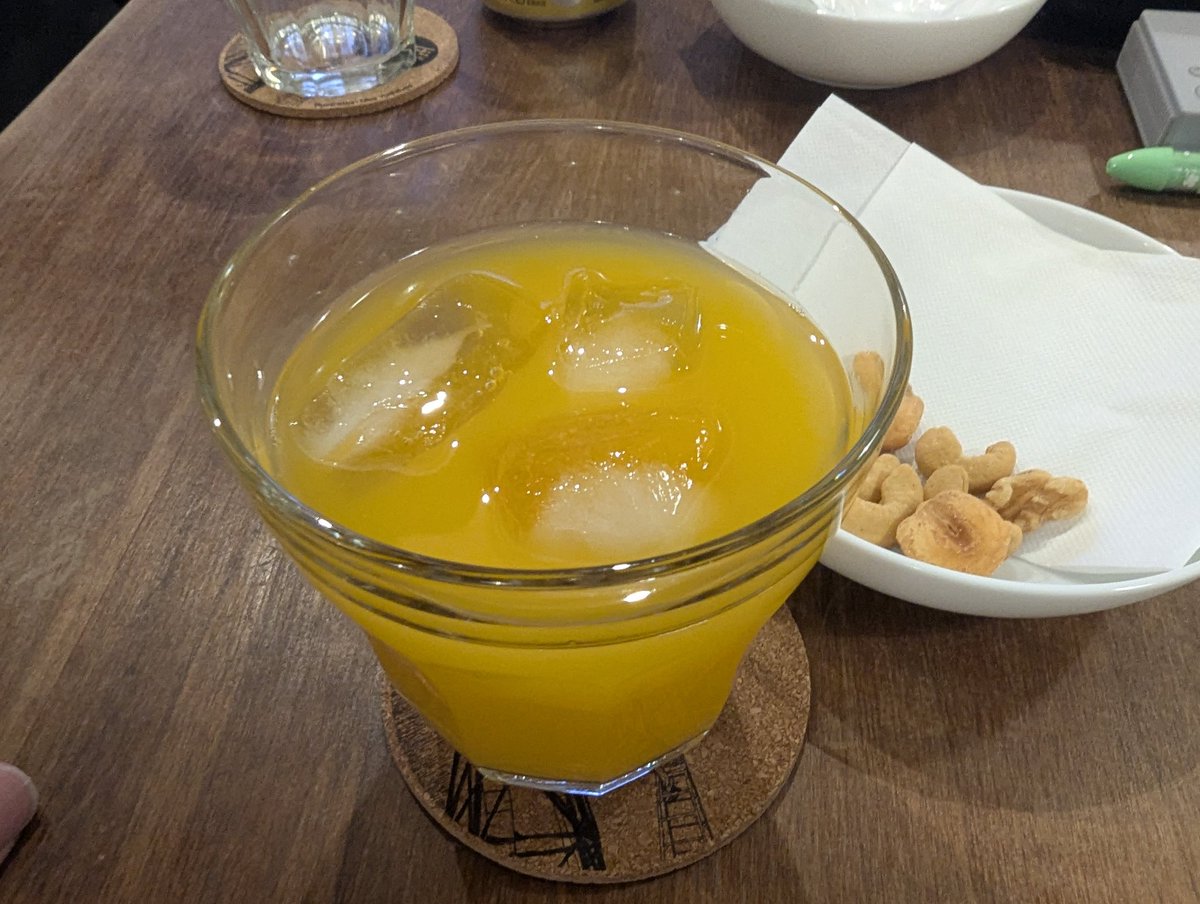 tunao011's tweet image. ヱビスにみかんジュースverスクリュードライバー
写真はないがターキーロック
仕舞は梅酒ソーダ割り
久しぶりのお客さんと併せ馬状態で呑んだよ(笑)
#KCAFE