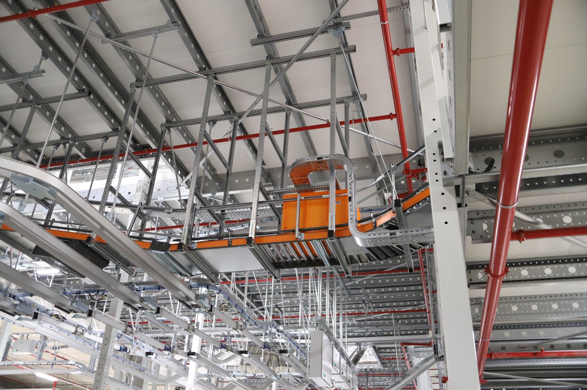 AggloMVS's tweet photo. 📦 Le Président de l'@AggloMVS, le Président du @Departement77 et le @Prefet77 ont visité le centre logistique de @Zalando à Montereau-sur-le-Jard.
Jusqu’à 2000 emplois seront créés en période de haute activité.
Une belle réussite pour notre territoire ! #Emploi https://t.co/P9SDGzoEZf