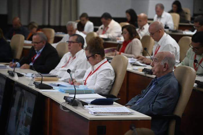 Continúan los análisis de los temas previstos en el IX Pleno del Comité Centra del <a href="/PartidoPCC/">Partido Comunista de Cuba</a> 👉💯🇨🇺♥️👈
<a href="/DiazCanelB/">Miguel Díaz-Canel Bermúdez</a> <a href="/DrRobertoMOjeda/">Dr. Roberto Morales Ojeda</a> <a href="/SuselyMorfaG/">Susely Morfa González</a> <a href="/YudelkisOrtizB/">Yudelkis Ortiz Barceló</a> <a href="/YanetsyTerry/">Yanetsy Terry Gutiérrez</a> <a href="/PresidenciaCuba/">Presidencia Cuba 🇨🇺</a> <a href="/CubaMINREX/">Cancillería de Cuba</a> <a href="/CNCTVGranma/">CNC TV Granma</a>