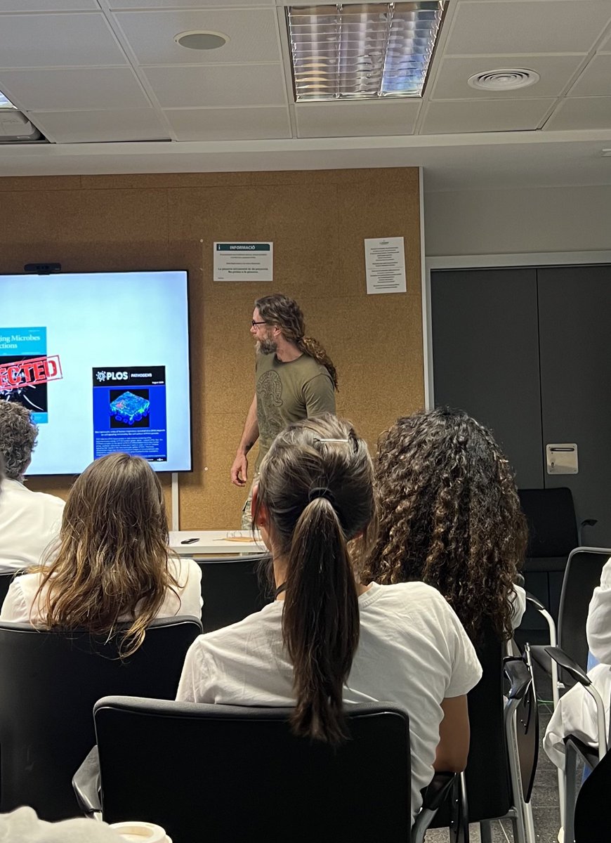 MicrobioMagico's tweet photo. Hoy se celebró la II Jornada de Actualización en Microbiología Clínica HUSE, donde nuestro IP, Dr. @moya_tomeu , presentó una recapitulación de los logros de este año. Seguiremos trabajando para que 2025 sea igual o incluso más prolífico. ¡Enhorabuena, equipo👏🏼! https://t.co/6h0edQ3R1c