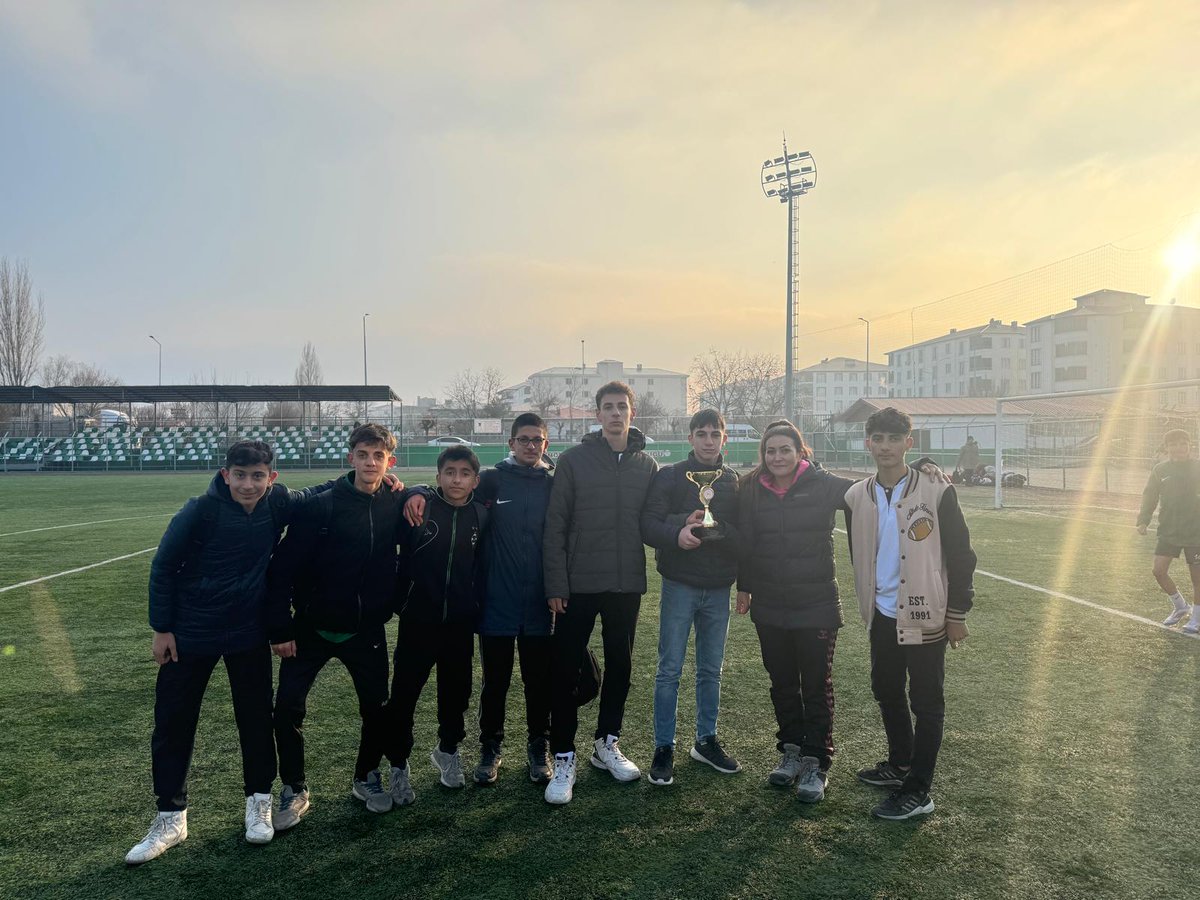 igdirprojeaihl's tweet photo. Okulumuz Futbolda İl Üçüncüsü Oldu!

Liseler arası düzenlenen futbol müsabakalarında okulumuz, üstün performansıyla il üçüncüsü olma başarısını gösterdi. Takımımızın azmi ve disiplinli çalışmaları, bu önemli dereceyi elde etmemizi sağladı. https://t.co/0cDCy8dmc3