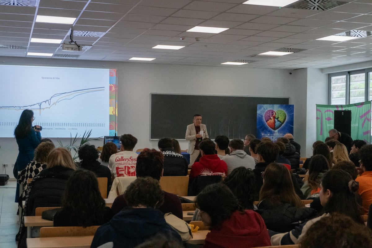 UstaUnisannio's tweet photo. L’#UNISANNIO ha accolto l’evento di divulgazione scientifica, promosso da Città della Scienza, che ha visto la partecipazione di circa 1000 studenti delle scuole elementari, medie e superiori del territorio.
💡 Una giornata unica tra esperienze interattive e laboratori innovativi https://t.co/wSjMwKG9YK