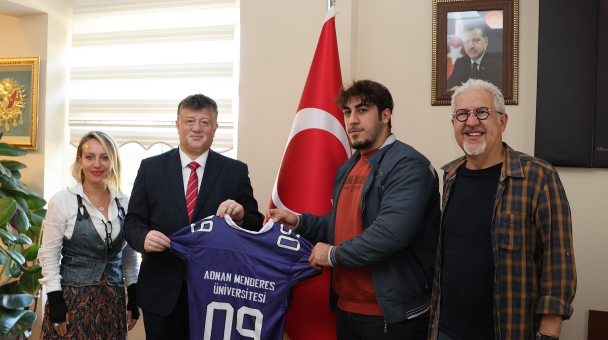 Korumalı Futbol branşında faaliyet gösteren Adü Giants Kulübü, İl Müdürümüzü makamında ziyaret etti. 

Nazik ziyaretleri için kendilerine teşekkür ederiz.