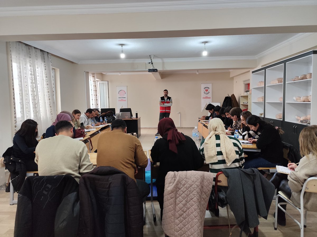 İlk yardım bilincinin geliştirilmesi, yaralanma ve can kayıplarının önlenmesi amacıyla "Çocuklarımız İlk Yardımla Daha Güvende" programı doğrultusunda öğretmenlerimize yönelik İlk Yardım Eğitimlerimlerimiz devam ediyor.

<a href="/tcmeb/">Millî Eğitim Bakanlığı</a> <a href="/Yusuf__Tekin/">Yusuf Tekin</a> <a href="/cftcblnt/">Bülent ÇİFTCİ</a> <a href="/BirolEkici73/">Birol Ekici</a> <a href="/bycandiroglu/">Bilal Hoca</a>