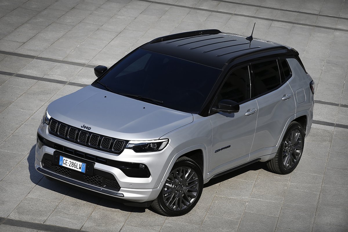 La aventura #Jeep ahora es urbana y sostenible. Nuestra gama de ciudad: Avenger, Renegade y Compass. 

👉 Avenger: Nuestro nuevo SUV, disponible en versión 100% eléctrica, e-Hybrid o 4xe.

👉 Renegade y Compass: Potencia 4x4 con el plus de la tecnología híbrida enchufable.
