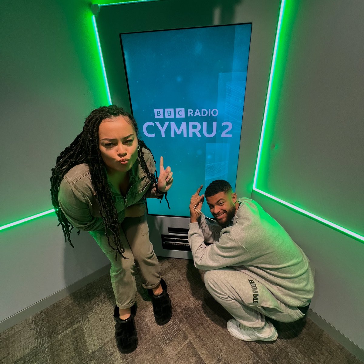 Dwedi bod yn dysgu Cymraeg dwy blwyddyn a hanner arol a dwi’n newydd gorffen cwflwyno fi’n sioe fyw cyntaf ar y radio gyda <a href="/domjamesf/">Dom James</a> ar @bbcradiocymru2 🥳

Diolch o galon y team! Os ti’n missed it - dim poeni - grandewch ar <a href="/BBCSounds/">BBC Sounds</a> 

#Cymraeg #Welsh #DysguCymraeg