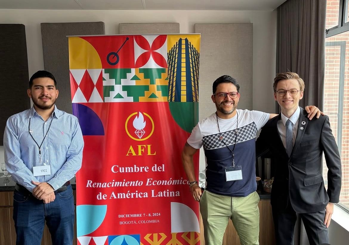 SFLAlumni's tweet photo. ¡El Día 2 del summit fue pura colaboración y acción! 💡🌎 Equipos trabajaron juntos para enfrentar desafíos económicos de América Latina, desde Mercosur hasta barreras arancelarias. Soluciones innovadoras se compartieron ante todos. ¡La colaboración impulsa el progreso! 🚀 https://t.co/uF2a0Brgjk