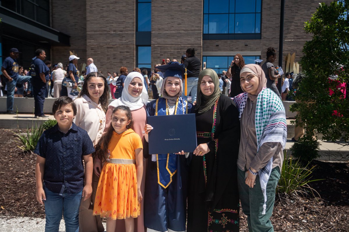 GeorgiaSouthern's tweet photo. Attending Commencement in Savannah on Saturday? Make sure you know all the dos and don'ts before you go!
Get all the details at 🔗 https://t.co/6ZSfKASPa7
#GSGrad24 🎓 https://t.co/LYN5BQKXWN