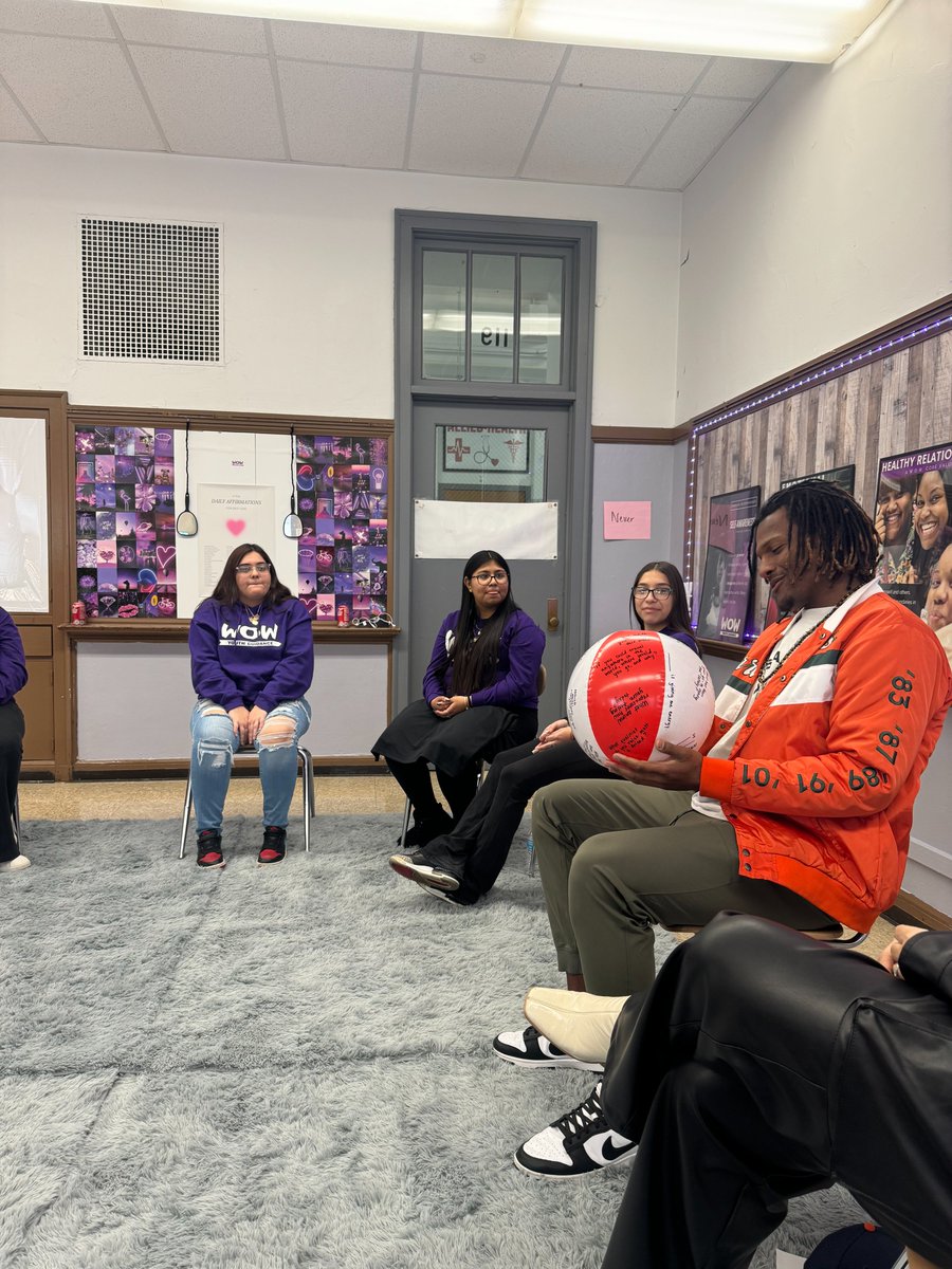 BearsOutreach's tweet image. On Wednesday Bears DB Adrian Colbert participated in a WOW session with seniors from Kelvyn Park Junior and Senior High School. There he taught students breathing techniques to help with stress and discussed the importance of the 5 core WOW values.