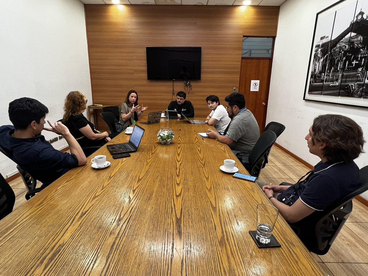 Hoy nuestra directora ejecutiva, María Paz Vega, se reunió con el alcalde de Estación Central, Felipe Muñoz. Juntos trabajaron en los próximos desafíos del Santuario Padre Hurtado, clave para el patrimonio cultural y religioso en el Año Jubilar 2025.