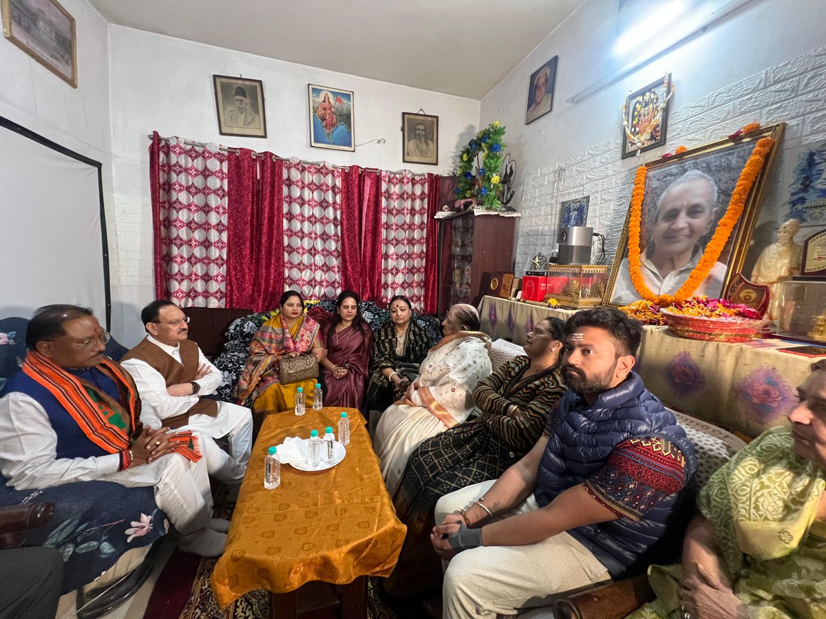 आरएसएस के वरिष्ठ स्वयंसेवक, लोकतंत्र सेनानी एवं भाजपा परिवार के वरिष्ठ नेता, पूर्व राज्यसभा सदस्य स्व. गोपाल व्यास जी के रायपुर स्थित निवास पर उन्हें श्रद्धासुमन अर्पित किए और परिजनों से भेंट की।

आजीवन राष्ट्रप्रथम के प्रति संकल्पित व्यास जी ने देशवासियों में सांस्कृतिक मूल्यों