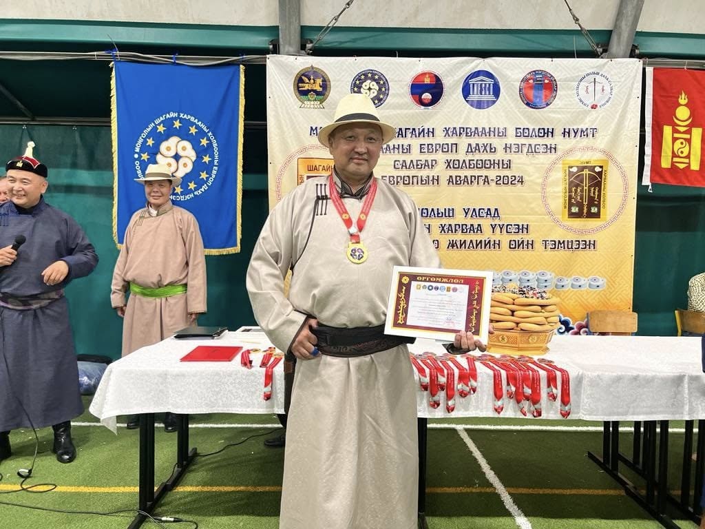 MongoliainUK's tweet photo. БРИТАНИЙН ШАГАЙН ХОЛБООНЫ ТЭРГҮҮН МАДРИГИЙН МАШБАЯР “ШИЛДЭГ ХАРВААЧ”-ААР ТОДОРЛОО
🇲🇳 https://t.co/qsGlQeLVeo https://t.co/FOp79XeDQq