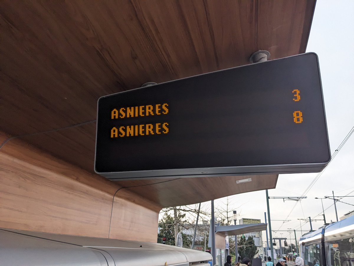 TransportsGeek's tweet photo. Bonjour @T1_RATP serait-il possible d'indiquer "Quatre Routes" comme destination plutôt qu'un très approximatif "Asnières" ? C'est giga loin du centre d'Asnières, à tel point que l'arrêt de bus à côté n'est même pas à Asnières 🤔 https://t.co/XF28TMZ8Th