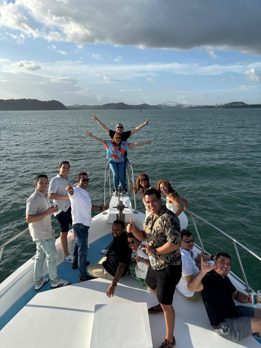 PandataServices's tweet photo. Nada como un atardecer épico para acompañar nuestra Cena Navideña 🎄✨ Risas, buena vibra y puro team power 💥. ¡Cerramos el año a lo grande y vamos con todo para romperla en el 2025! 🍾🔥 https://t.co/On9sz0Upza