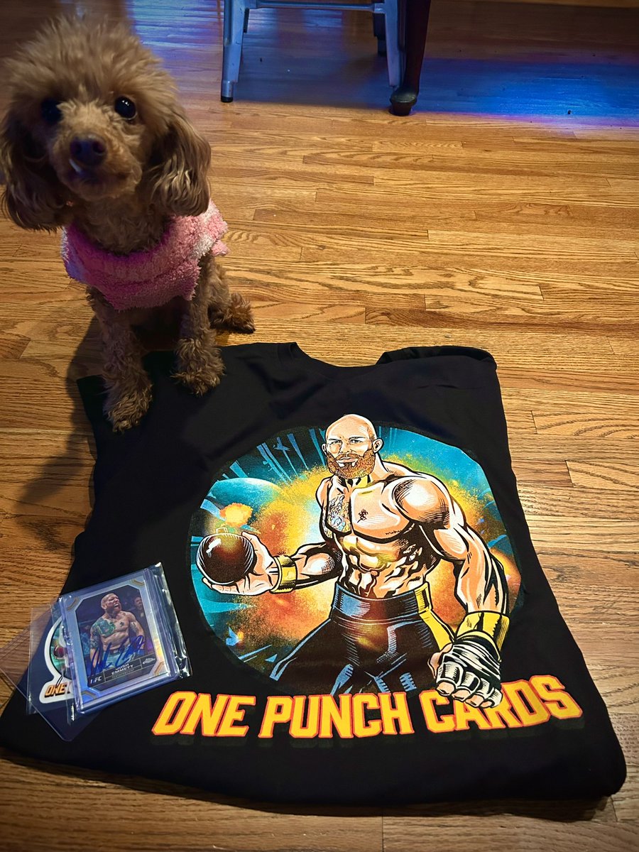 fightposium's tweet photo. π¨ Got my @JoshEmmettUFC tee and one punch card. π©PiΓ±ones approved! ππΎπ₯ #Topps #mmaart #ufc https://t.co/Hjade68csr