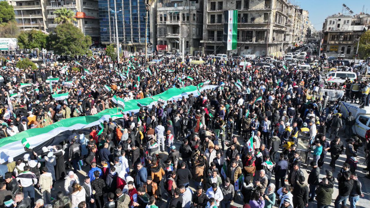 AgencyNewsSham's tweet photo. صور جوية تظهر حشوداً ضخمة في مظاهرة شعبية بساحة سعد الله الجابري في مدينة #حلب، احتفالاً بإسقاط النظام المجرم.
#أنباء_الشام https://t.co/7A41Pr495O