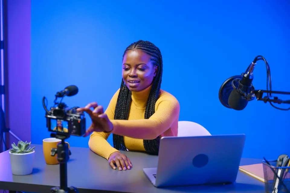 MomoFactor's tweet image. What if your company leaders could become your brand ambassadors? Read about ways that leadership can effectively advocate for their brands by combining personal branding with social selling in this article from @Forbes (shorturl.at/CETNW). #socialselling #brandambassadors
