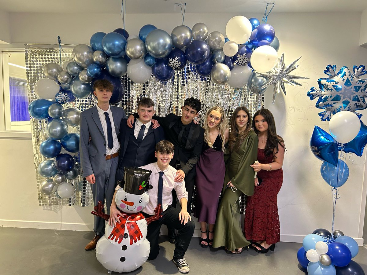 harrisacdundee's tweet image. What a week…. S1/2 Pyjama Movie Night, Senior Ceilidh, Christmas Jumper Day &amp;amp; Christmas Concert. 👌🏻

Well done #TeamHarris! ❤️💛💚💙

Wishing everyone in our @harrisacdundee family a relaxing &amp;amp; enjoyable weekend.

Stay #In2Win next week. 

#TogetherWeAreHarris