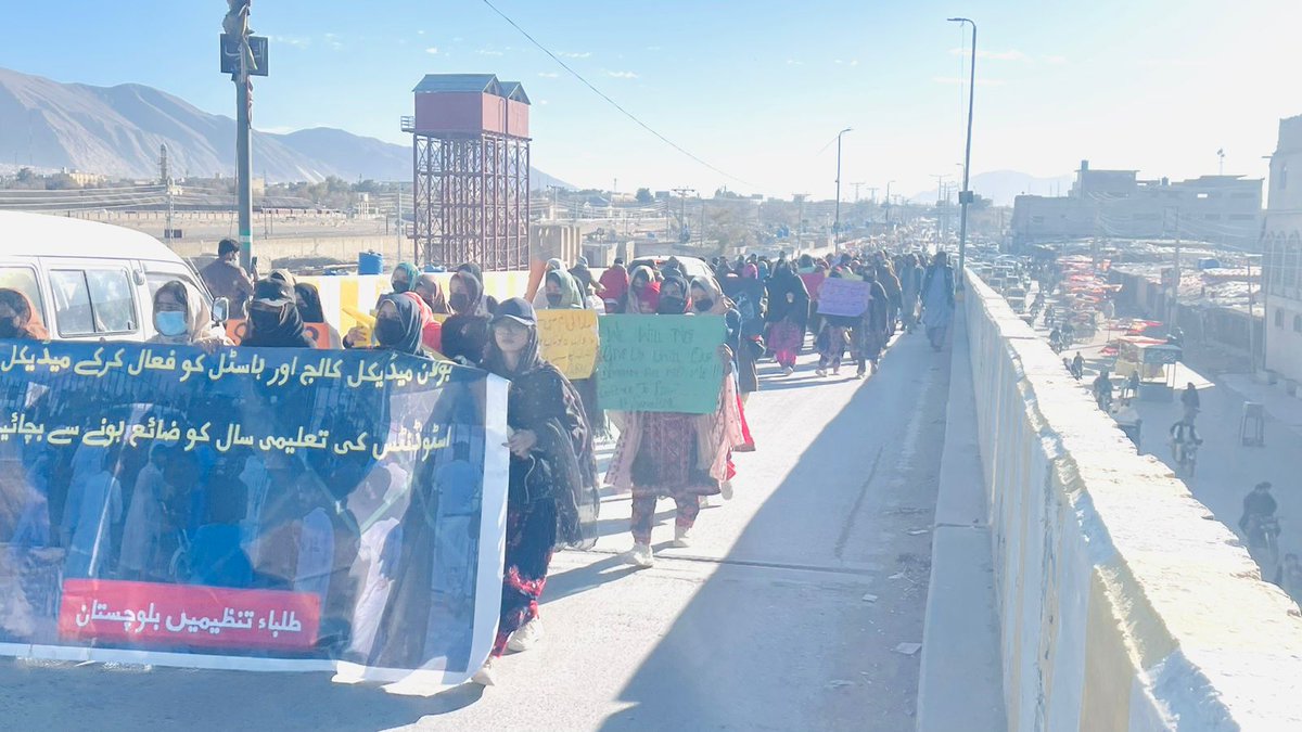 AzharBaaloch's tweet photo. بلوچستان کے تعلیمی اداروں کو‌ فوجی چھائونی میں تبدیل‌ کرنے کی پالیسی جاری ہے۔ بولان میڈیکل کالج اسی پالیسی کی پہلی ٹارگٹ بنی۔ لیکن خواہشمند حضرات ایک بات ذہن نشین کریں کہ آپکی یہ پالیسی خواہش ہی رہ جائے گئی۔ ہم اپنے تعلیمی حقوق کےلیے ہر پلیٹ فارم پر مزاحمت کرتے رہے گے۔
#SaveBMC https://t.co/JScQ8Gmiqk