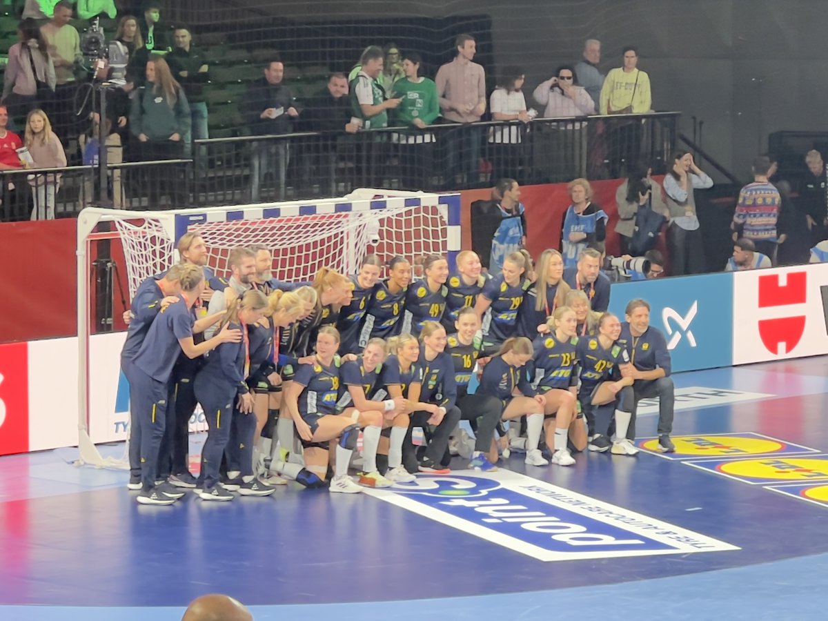 RanasTweets's tweet photo. Die siegreiche schwedische Mannschaft. #swened #EHFEuro2024 https://t.co/JxfsJkUtvr