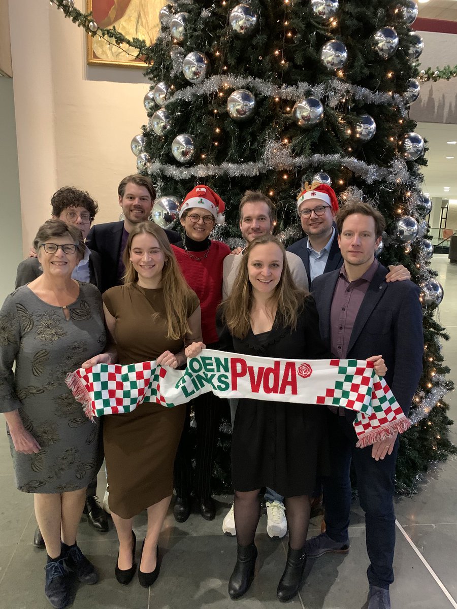 PvdA Brabant (@pvdabrabant) on Twitter photo Vandaag was de laatste Statendag van het jaar. De fracties van PvdA Brabant en <a href="/GroenLinksNB/">GroenLinks Brabant</a> wensen iedereen hele fijne feestdagen en een gelukkig 2025 ⭐️! Vandaag was de laatste Statendag van het jaar. De fracties van PvdA Brabant en <a href="/GroenLinksNB/">GroenLinks Brabant</a> wensen iedereen hele fijne feestdagen en een gelukkig 2025 ⭐️!