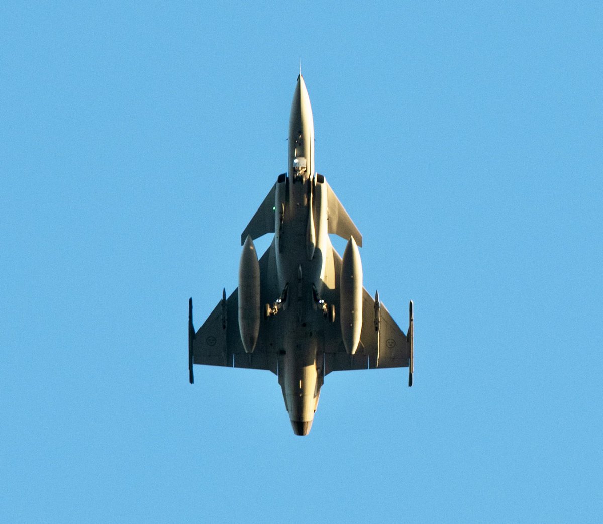 ace4711's tweet photo. @RealTripleA @visegrad24 No, the tree over stockholm was pure Jas 39 Gripen - still same type of wings like 37 Viggen... Photo taken by yours truly https://t.co/vlO4BB1XUn