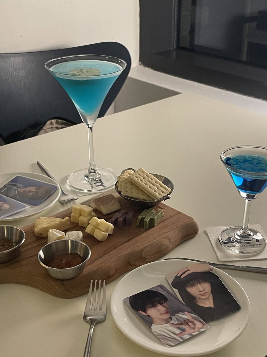 Hamstalt__'s tweet photo. 📍레프티 | 성수 @Lefty3F 

밤
블루스카이
블루벨벳마가리타
치즈플래터
라볶이
찌부감자

트친 내꺼 밤 칵테일 한입뺏어먹더니
바로 한잔 더 주문함
다들 여기를 가면 꼭 밤 칵테일을 먹도록 해
+찌부감자(제발!!!!) 

#박지성_단1g도안줌
#튼튼하게_먹지성
#맛있겠짛_주연앟
#이주연_난늘배고파_베베