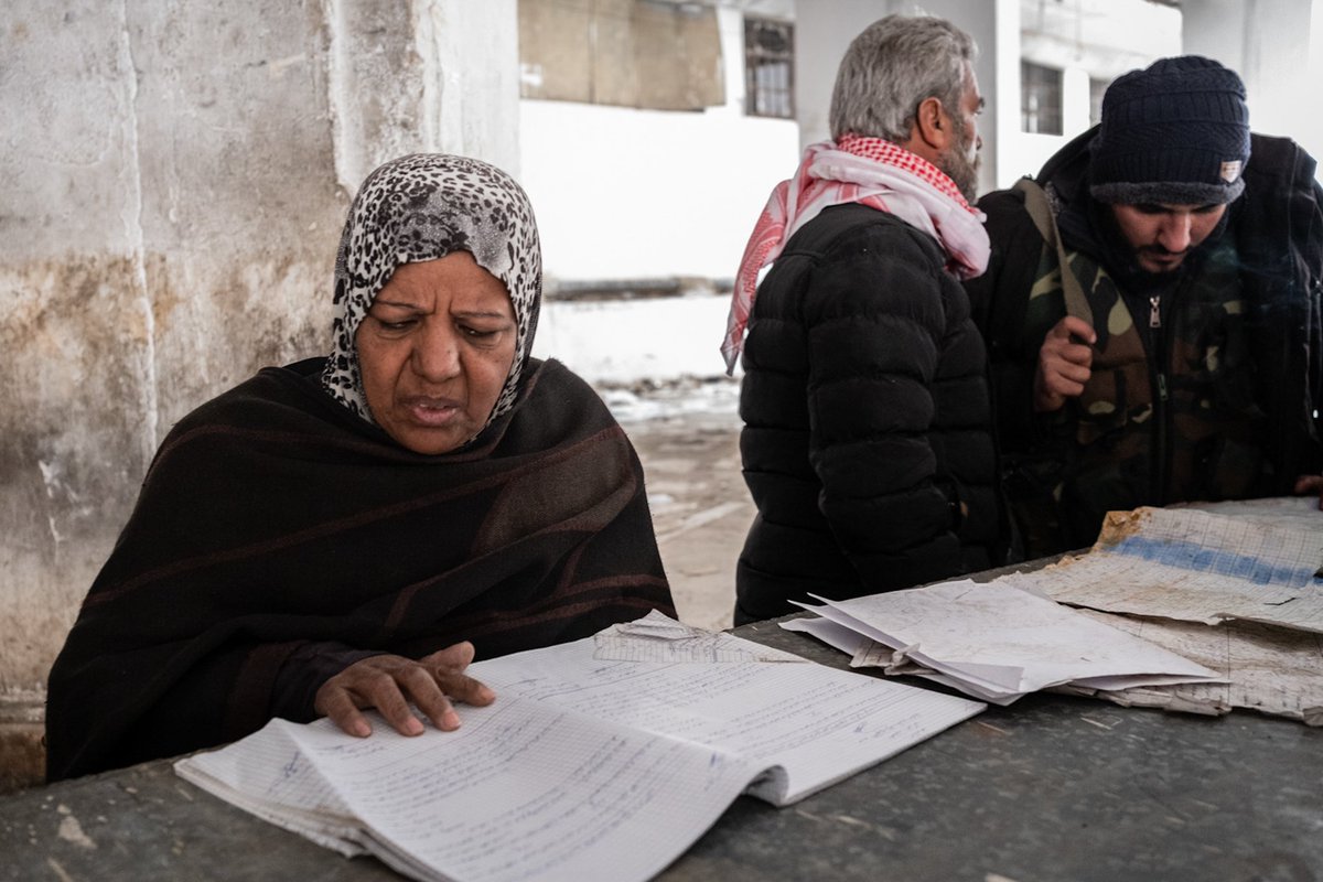 À #Damas pour documenter l’après #BacharAlAssad #Syrie 

 Prison de #Saidnaya
1- cellules ouvertes et libération des prisonniers
2- il casse les murs pour trouver les cellules secrètes
3- sous-sols
4- une femme recherche ses proches

Série sur @Pixpalace 
Dispo pour commande