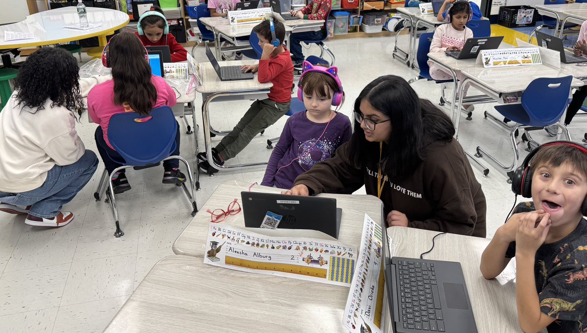 Thanks MOHS students for teaching us how to code today! #HourOfCode <a href="/CMSmtolive/">CMS Elementary School</a> <a href="/NicoleMusarra/">Nicole Musarra</a>