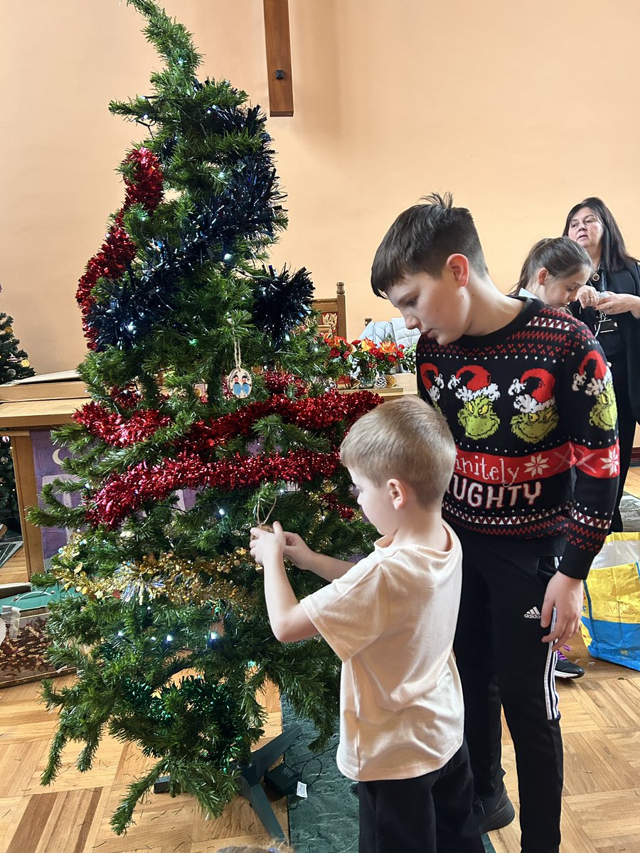 MrsCuthbert510's tweet photo. Well done to the buddies for decorating our friendship tree at Cambuslang Parish Church. 🎄 🥰 @JPrimary https://t.co/H7KCRfC7yu