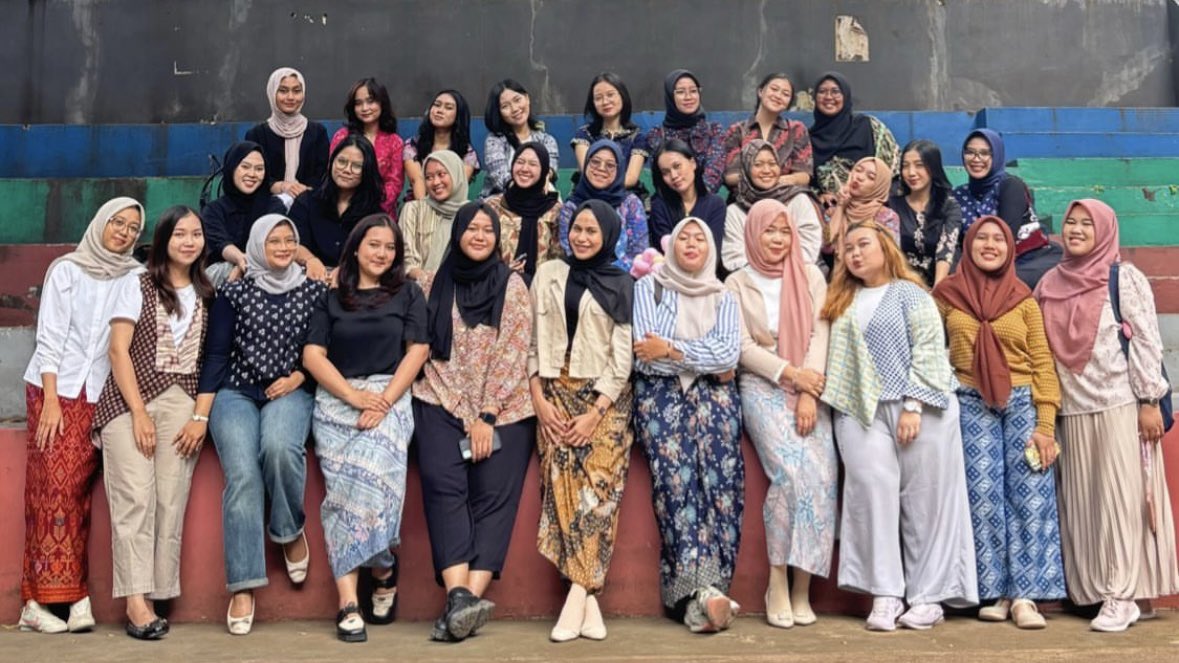 puchieey's tweet photo. mengabadikan kelas hybrid-full offline-terakhir di tribun🥹🫰🏻🫰🏻

from semester 3️⃣-5️⃣-6️⃣to semester 7️⃣ https://t.co/0ANStlyT4n