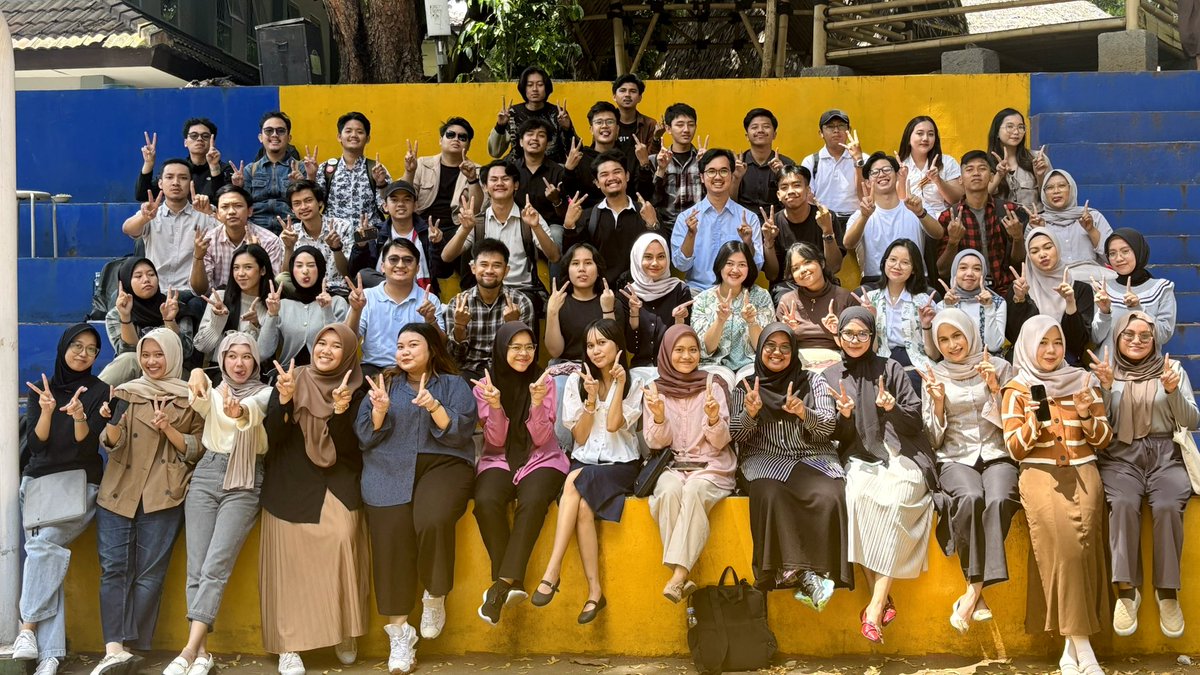 puchieey's tweet photo. mengabadikan kelas hybrid-full offline-terakhir di tribun🥹🫰🏻🫰🏻

from semester 3️⃣-5️⃣-6️⃣to semester 7️⃣ https://t.co/0ANStlyT4n