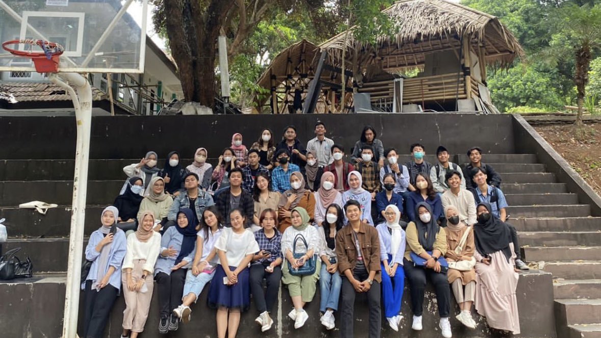 puchieey's tweet photo. mengabadikan kelas hybrid-full offline-terakhir di tribun🥹🫰🏻🫰🏻

from semester 3️⃣-5️⃣-6️⃣to semester 7️⃣ https://t.co/0ANStlyT4n