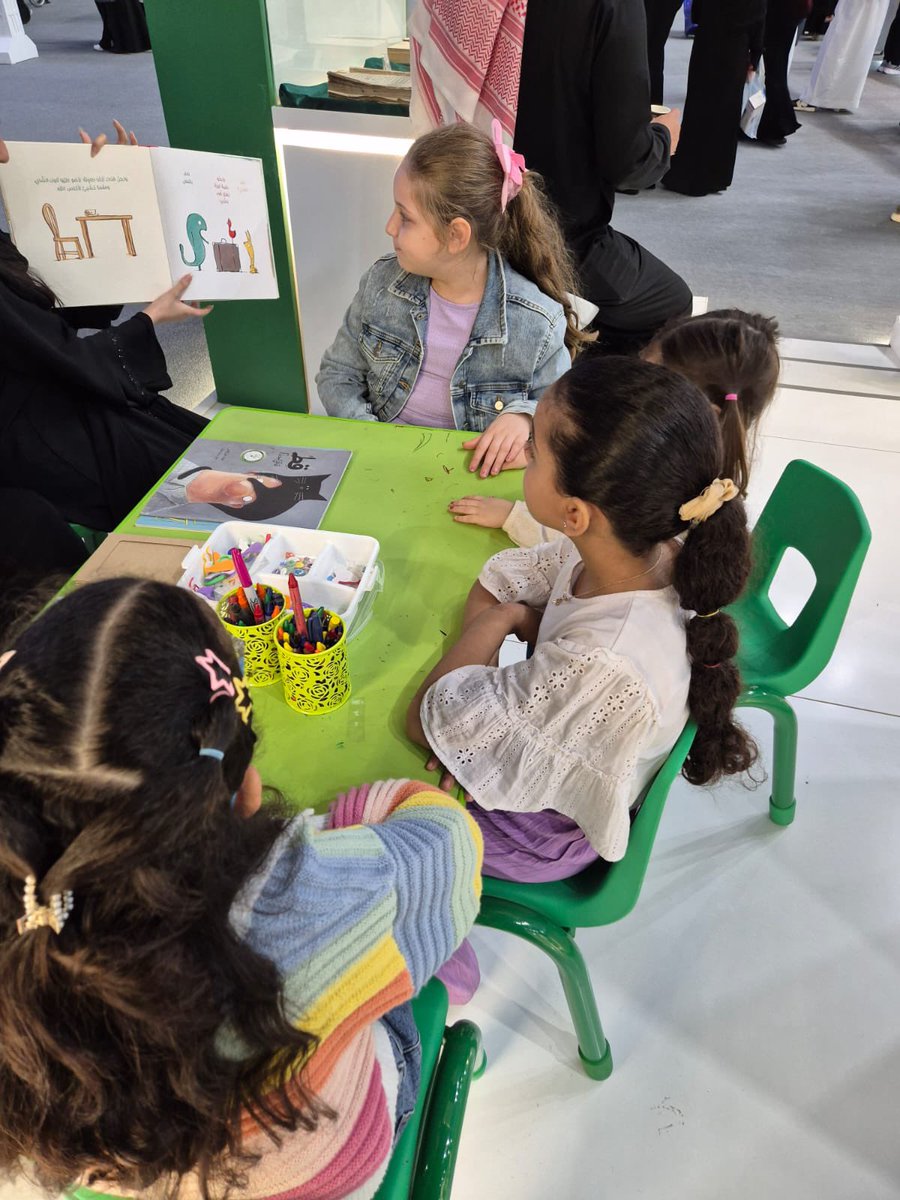 الطالبات المتطوعات من قسم الطفولة المبكرة بكلية <a href="/HSD_kau/">كلية علوم الإنسان والتصاميم</a> يبدعن بحماس لاستثمار المفاهيم في القصص التي تٌسّرد على مسامع الأطفال فتبدع أناملهم بحب وفرح 

ننتظركم وكلنا حماس في ركن الطفل بجناح جامعة الملك عبدالعزيز <a href="/kauedu_sa/">جامعة الملك عبدالعزيز</a> 
#معرض_جدة_للكتاب_2024