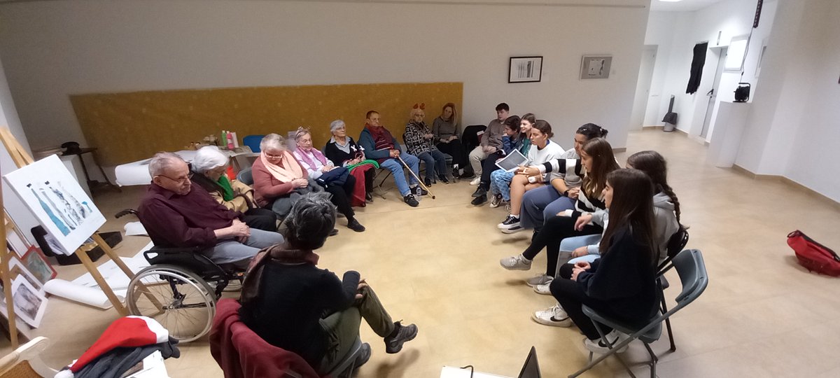 Un any més, l'alumnat de 2nESO ha volgut passar una estona amb la gent gran de la residència d'Alfou 😍😊  Ens hem trobat a la <a href="/bibliotecasav/">Biblioteca Joana Raspall i Juanola</a> i hem conversat sobre temes diversos 📚🤓 Com ens omplen aquestes trobades intergeneracionals!💪 #gentgran #projectes #intergeneracional