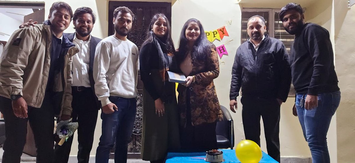 Irudravs's tweet photo. #Late_Post
मेरे जीवन में कुछ एक दो ही दोस्त हैं जो वक्त पड़ने पर हमेशा मेरे साथ खड़े होते हैं उनमें से एक हैं @NeetuSaini20
दोस्त जो अब ऑफिस colleague भी है !
जन्मदिवस की ढेर सारी शुभकामनायें ! https://t.co/eeQMDun0ZA