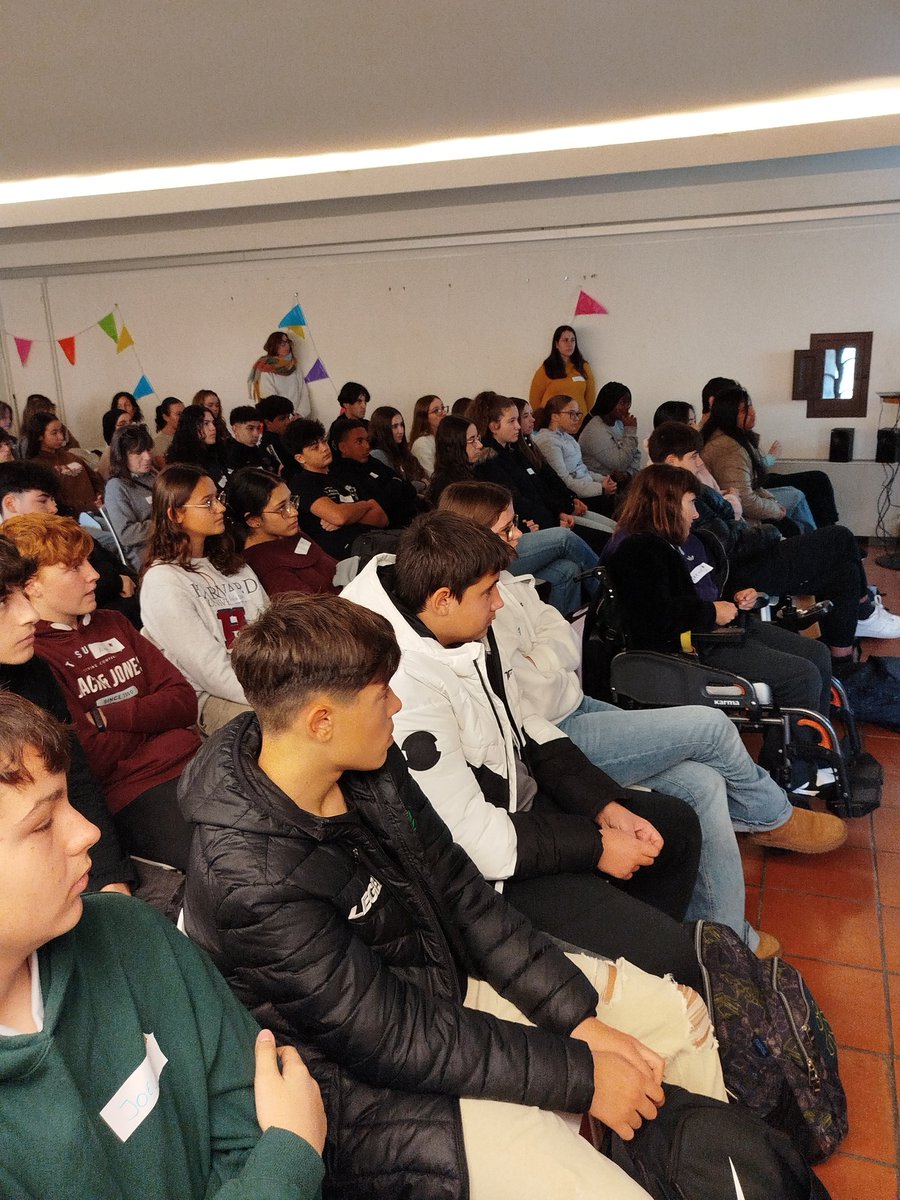 xarxavalors_sc's tweet photo. Les joves restauratives faciliten la 1a sessió Intercentres del programa #CentresPerLaConvivència amb la participació de més de 70 joves de diferents instituts públics de #SantaColoma https://t.co/94aKxSk8qw