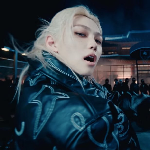 내려다보는  얼      굴        공           격